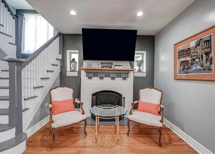 Spacious 5-Br House Near Transit W Parking