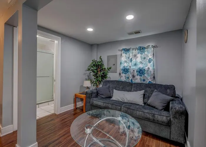 Spacious 5-Br House Near Transit W Parking